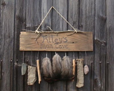 BARN SHINGLE PLAQUE WITH TURKEY FEATHER ACCENTS.